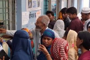 এবার আউটডোরেও আধার! ‘বিতর্কিত’ নিয়মে ডোমকল হাসপাতাল থেকে ফিরতে হচ্ছে রোগীদের