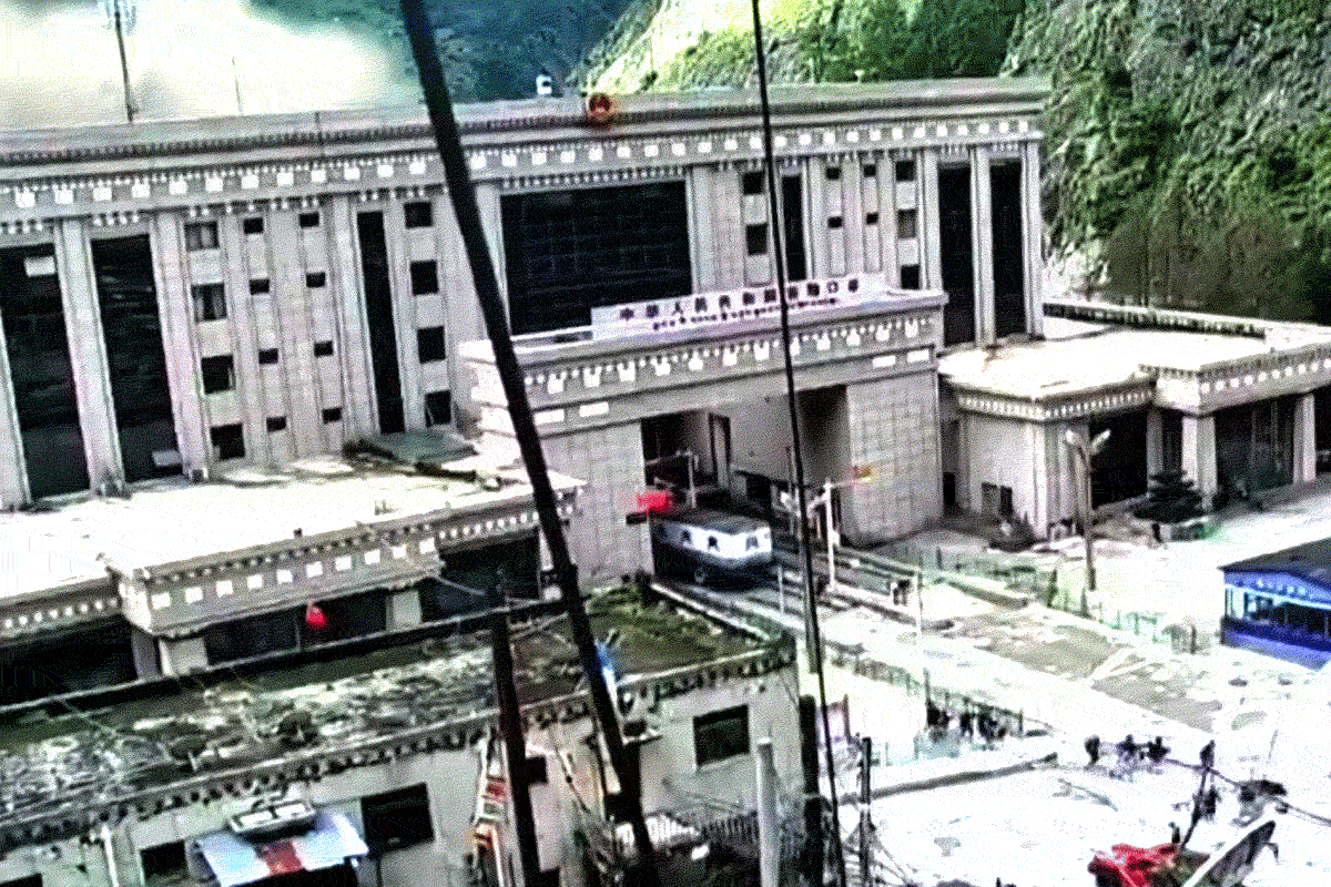 ব্রহ্মপুত্রে ‘টাইমবোমা’ চিনের, নেপাল বিপর্যয়ে বিপদঘণ্টা ভারতের! কী করবে দিল্লি?