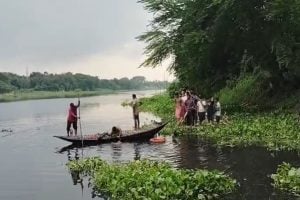 নৌকোয় উঠতেই জলে পড়ে জুতো, তুলতে গিয়ে সটান গঙ্গায় সবজি বিক্রেতা! মদ্যপ থাকায় চরম পরিণতি?