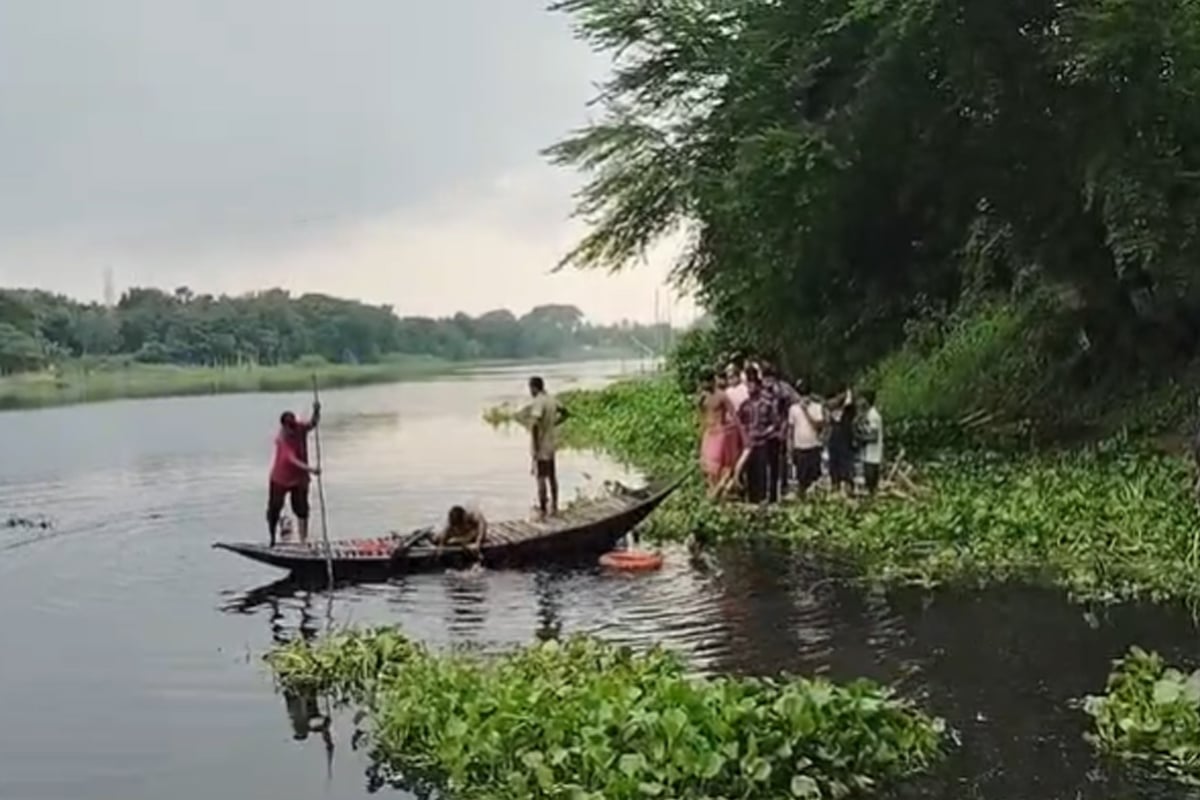 নৌকোয় উঠতেই জলে পড়ে জুতো, তুলতে গিয়ে সটান গঙ্গায় সবজি বিক্রেতা! মদ্যপ থাকায় চরম পরিণতি?