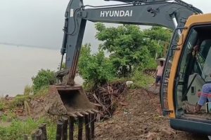 ২৪ ঘণ্টার মধ্যেই অ্যাকশন! মুখ্যমন্ত্রীর নির্দেশে জাহাজের ধাক্কায় নূরপুরে ক্ষতিগ্রস্ত বাঁধ মেরামত শুরু