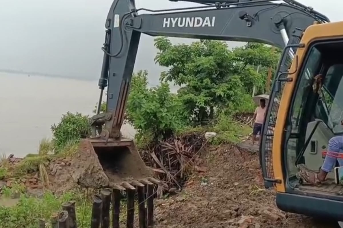 ২৪ ঘণ্টার মধ্যেই অ্যাকশন! মুখ্যমন্ত্রীর নির্দেশে জাহাজের ধাক্কায় নূরপুরে ক্ষতিগ্রস্ত বাঁধ মেরামত শুরু