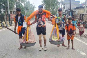 শ্রবণ কুমারের প্রত্যাবর্তন! কাঁধে মা-মাসির বাঁক নিয়ে কানোয়ার যাত্রায় যুবক, ভিডিও ভাইরাল