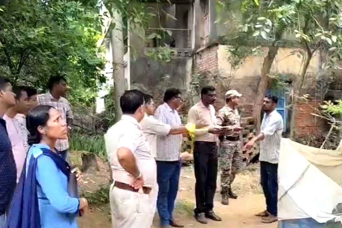 মাটির বাড়ি চাপা পড়ে মৃত্যু দাদু-দিদার, প্রাণে বেঁচেও ‘অনাথ’ কিশোরের আর্তনাদ, ‘তখনও বেঁচে ছিল’