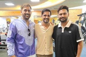 শ্রীলঙ্কা সিরিজে ফর্মে ফিরতে মরিয়া, ‘গুরু’ ধোনিকে সঙ্গে নিয়েই অনুশীলনে পন্থ