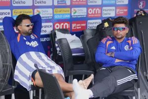 ‘এবার তলোয়ার চালাব’, শ্রীলঙ্কা ক্রিকেটারদের খোঁচা পন্থের, ‘ভাগ করে খাওয়ার’ পরামর্শ সরফরাজের