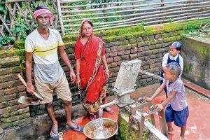 অন্নপূর্ণার টাকা পেয়ে স্কুলের আবর্জনা সাফাই, শ্রমদান করে খুশি পুরুলিয়ার দম্পতি