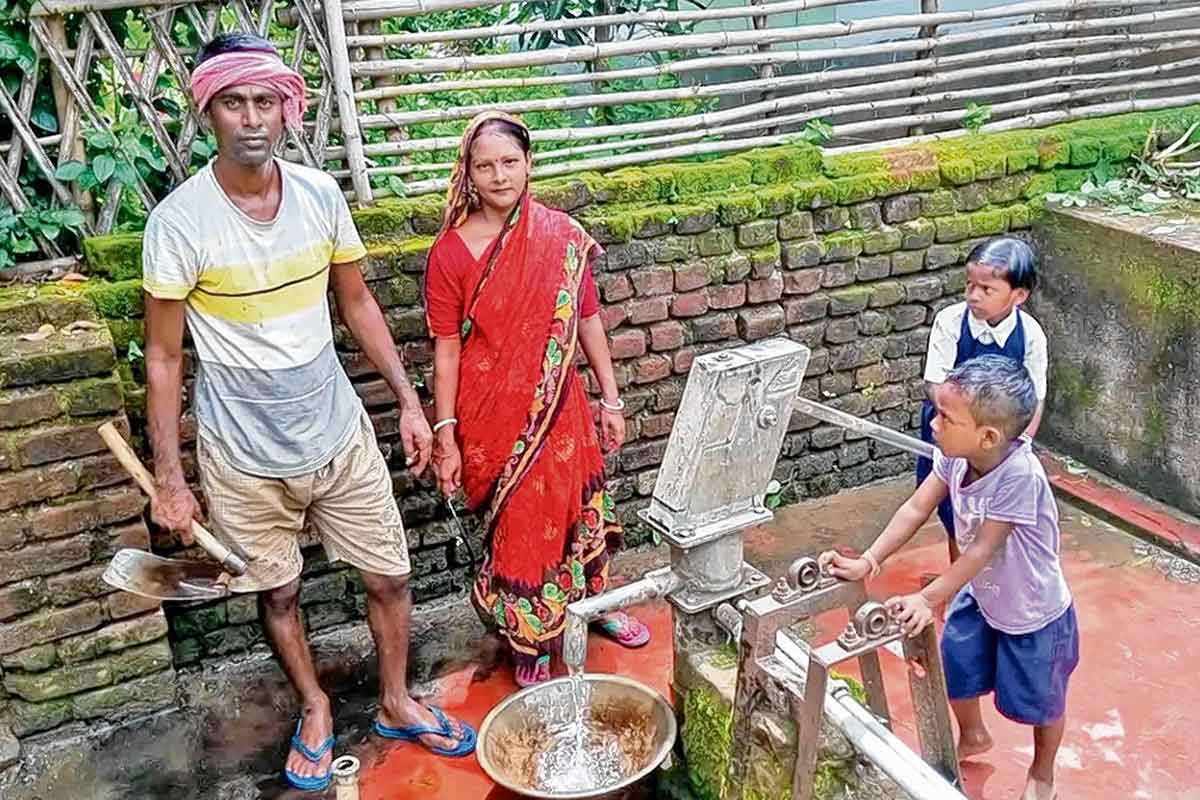 অন্নপূর্ণার টাকা পেয়ে স্কুলের আবর্জনা সাফাই, শ্রমদান করে খুশি পুরুলিয়ার দম্পতি