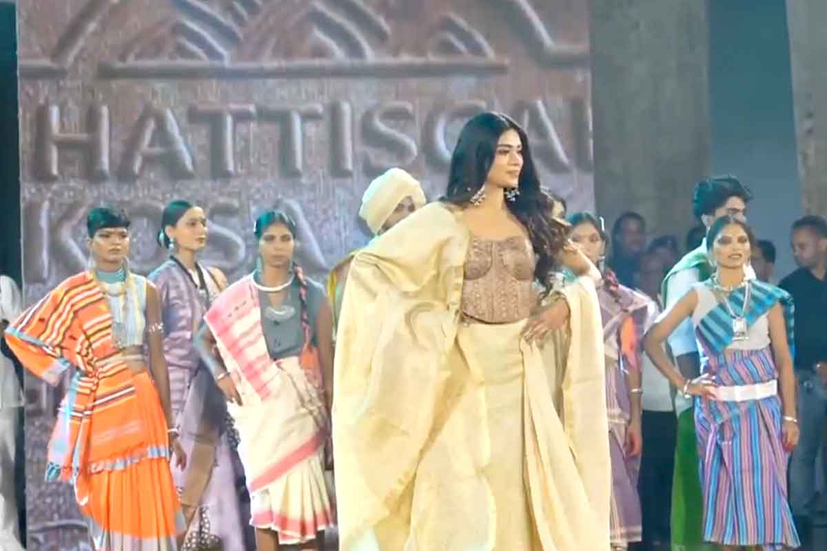 লাল-সন্ত্রাস অতীত, বন্দুক ফেলে র‌্যাম্প কাঁপাচ্ছেন প্রাক্তন মাওবাদীরা, ভিডিও ভাইরাল