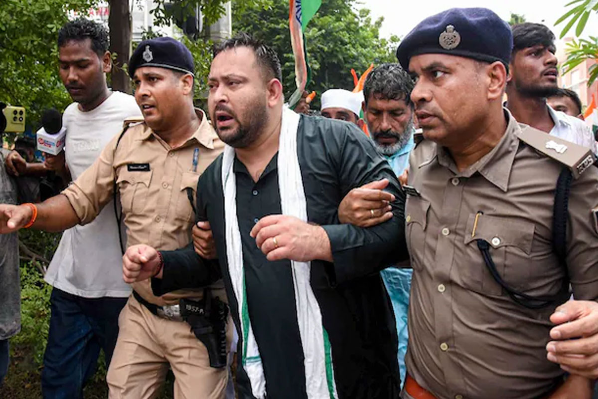 ছাত্র বিক্ষোভে পুলিশি অত্যাচারের অভিযোগে আরজেডির রাজভবন অভিযান, বিহারে ধুন্ধুমার, আটক তেজস্বী