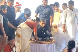 স্বদেশি আন্দোলনের সাক্ষ্য, গান্ধীঘাটে চরকা কেটে আত্মনির্ভর ভারত গড়ার ‘বার্তা’ রাজ্যপালের