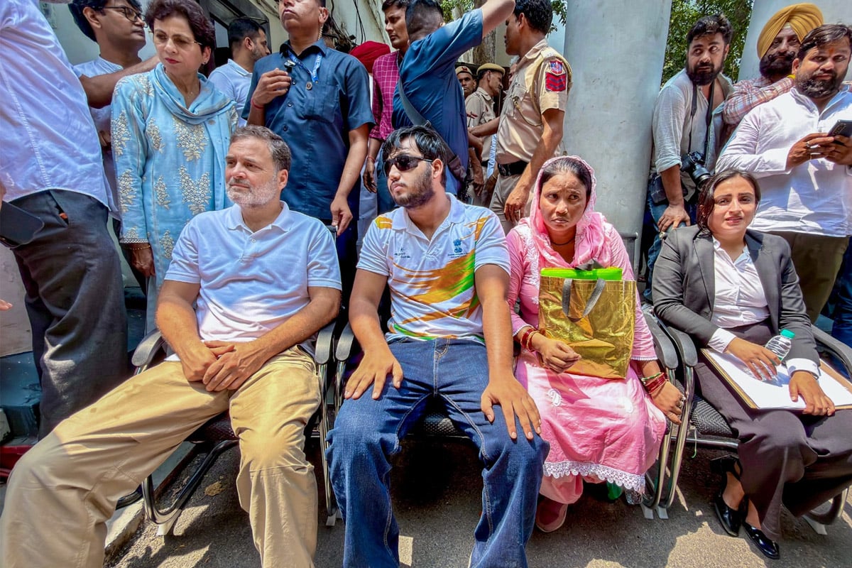 পেলেট গানে আহত ছাত্রের এফআইআর নিতে নারাজ দিল্লি পুলিশ! থানাতেই ধরনায় রাহুল