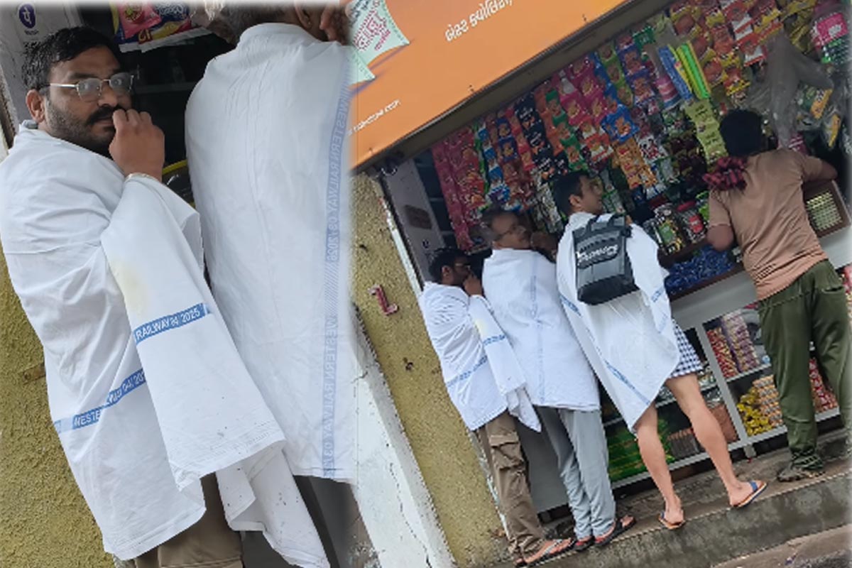 রেলের চাদর গায়েই ‘বিন্দাস’ ঘুরছেন যুবকরা! টিকিট কাটলে বেডশিট ফ্রি? ভিডিও দেখে খোঁচা নেটপাড়ার