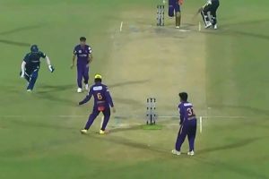 কাজে এল ফুটবলের টেকনিক! পায়ের কেরামতিতেই রান আউট, ভাইরাল ভিডিওয় মজে নেটিজেনরা 