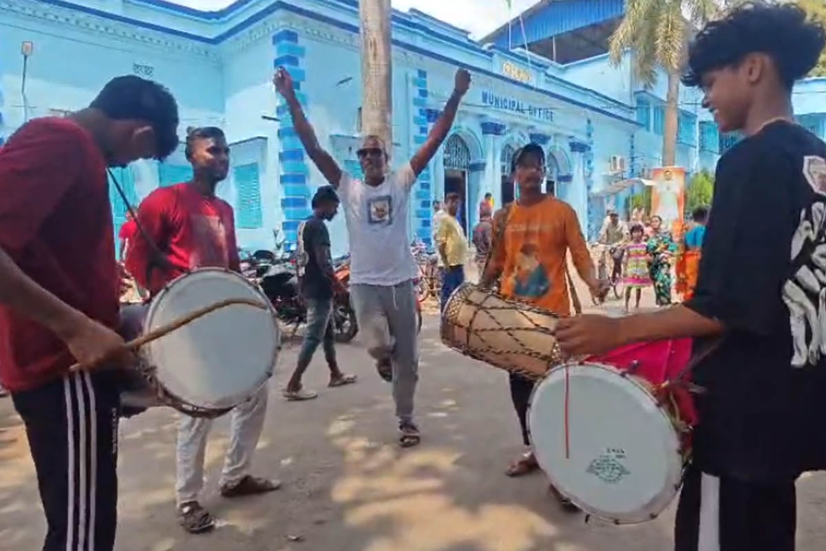 বেতন অমিলে বাড়ছিল ক্ষোভ, শান্তিপুরে চেয়ারম্যানের পদত্যাগে ব্যান্ড পার্টি সেলিব্রেশনে সাফাই কর্মীরা!