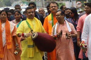 রাষ্ট্রবাদের রাখিবন্ধন, খোল বাজিয়ে মমতার বাড়ি সামনে কীর্তন মুখ্যমন্ত্রী শুভেন্দুর!