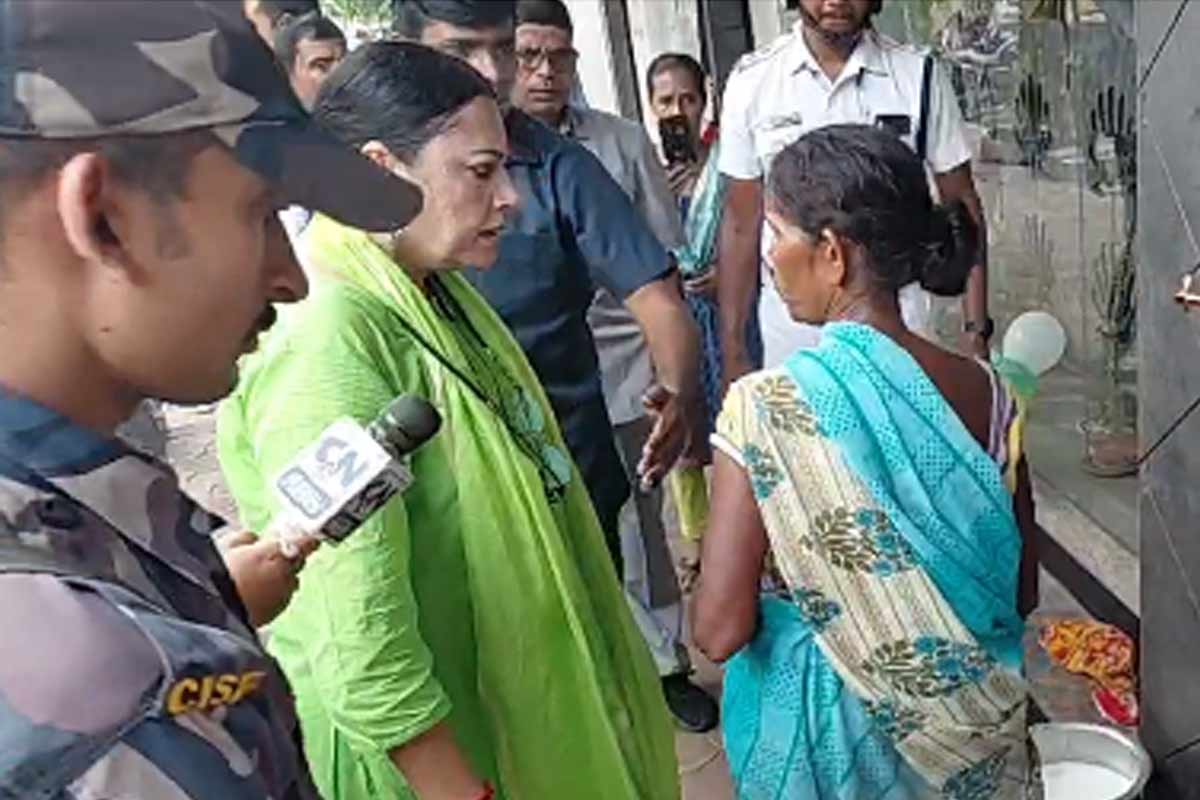 পুরসভার আশ্রয়ে থাকতে ‘নারাজ’, কোথায় রয়েছেন দুধ গরম বিতর্কের সীতা?