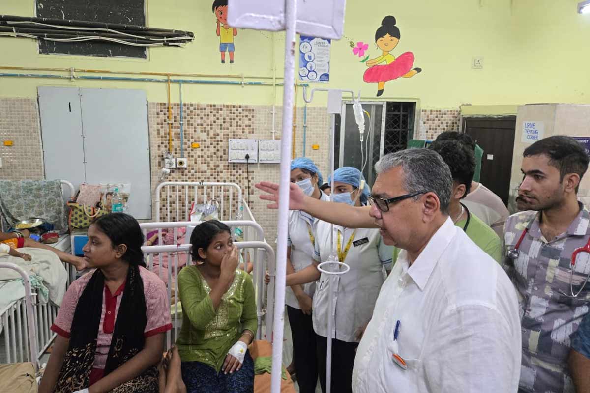 আচমকা অসুস্থ কলকাতার নামী স্কুলের ২৫ ছাত্রী, খবর পেয়েই দেখতে গেলেন স্বাস্থ্যমন্ত্রী