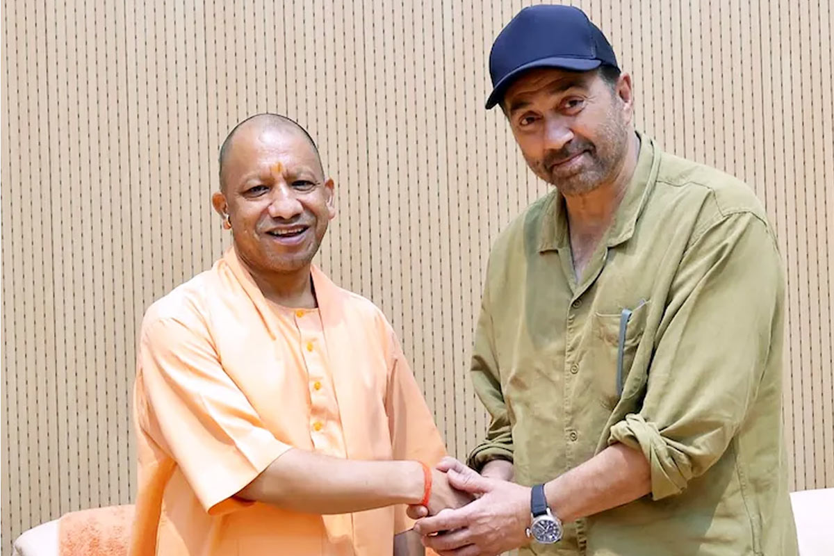 তেইশ সালেই রাজনীতিকে বিদায়! এবার ‘রামায়ণ’-এর ট্রেলার বেরতেই কেন যোগীর দরবারে সানি দেওল?