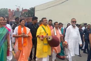 রাষ্ট্রবাদের রাখিবন্ধন, খোল বাজিয়ে মমতার বাড়ি সামনে কীর্তন মুখ্যমন্ত্রী শুভেন্দুর!
