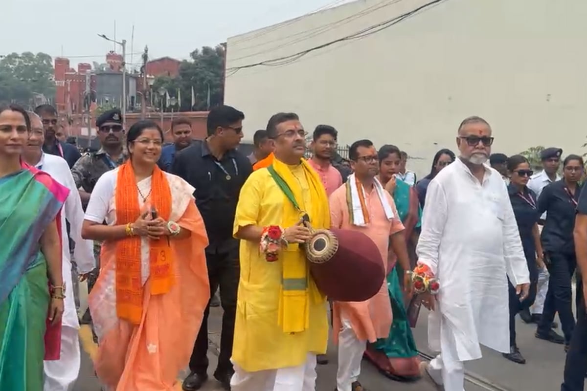 রাষ্ট্রবাদের রাখিবন্ধন, খোল বাজিয়ে মমতার বাড়ি সামনে কীর্তন মুখ্যমন্ত্রী শুভেন্দুর!