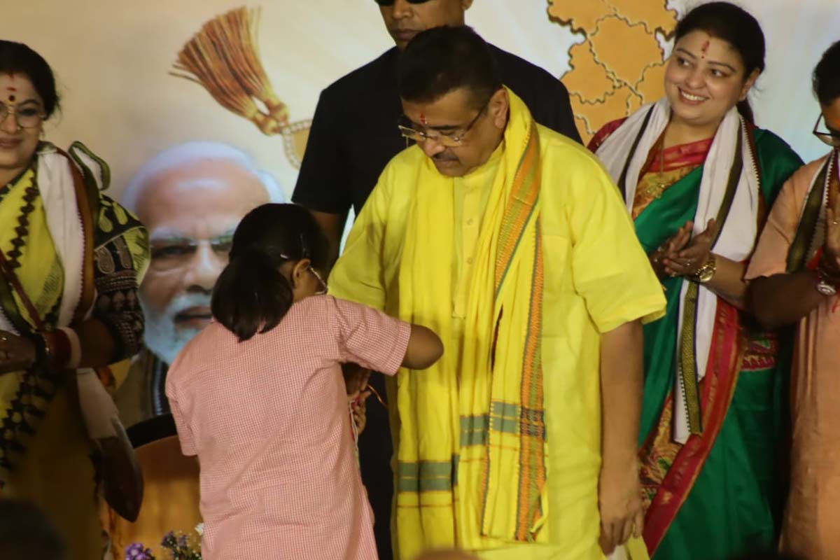 ‘আবর্জনা সাফ করার শপথ নিতে হবে’, রাখিবন্ধনে ‘যাদবপুরের দেশ বিরোধী’দের তোপ মুখ্যমন্ত্রীর