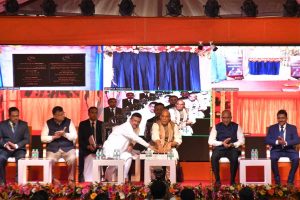 ডবল ইঞ্জিনে দুর্দান্ত গতি! গার্ডেনরিচে যুদ্ধজাহাজ নির্মাণে নতুন ৫ প্রকল্পের শিলান্যাস রাজনাথ-শুভেন্দুর