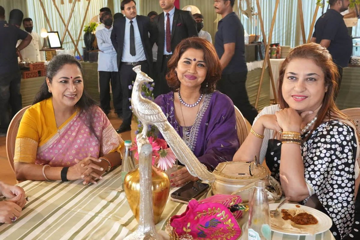 দিল্লির মুখ্যমন্ত্রীর বাড়িতে ‘তিজ’ উদযাপনে কাকলি-শতাব্দী-রচনারা, মেহেন্দি-সেলফিতে হুল্লোড়, শামিল কঙ্গনাও