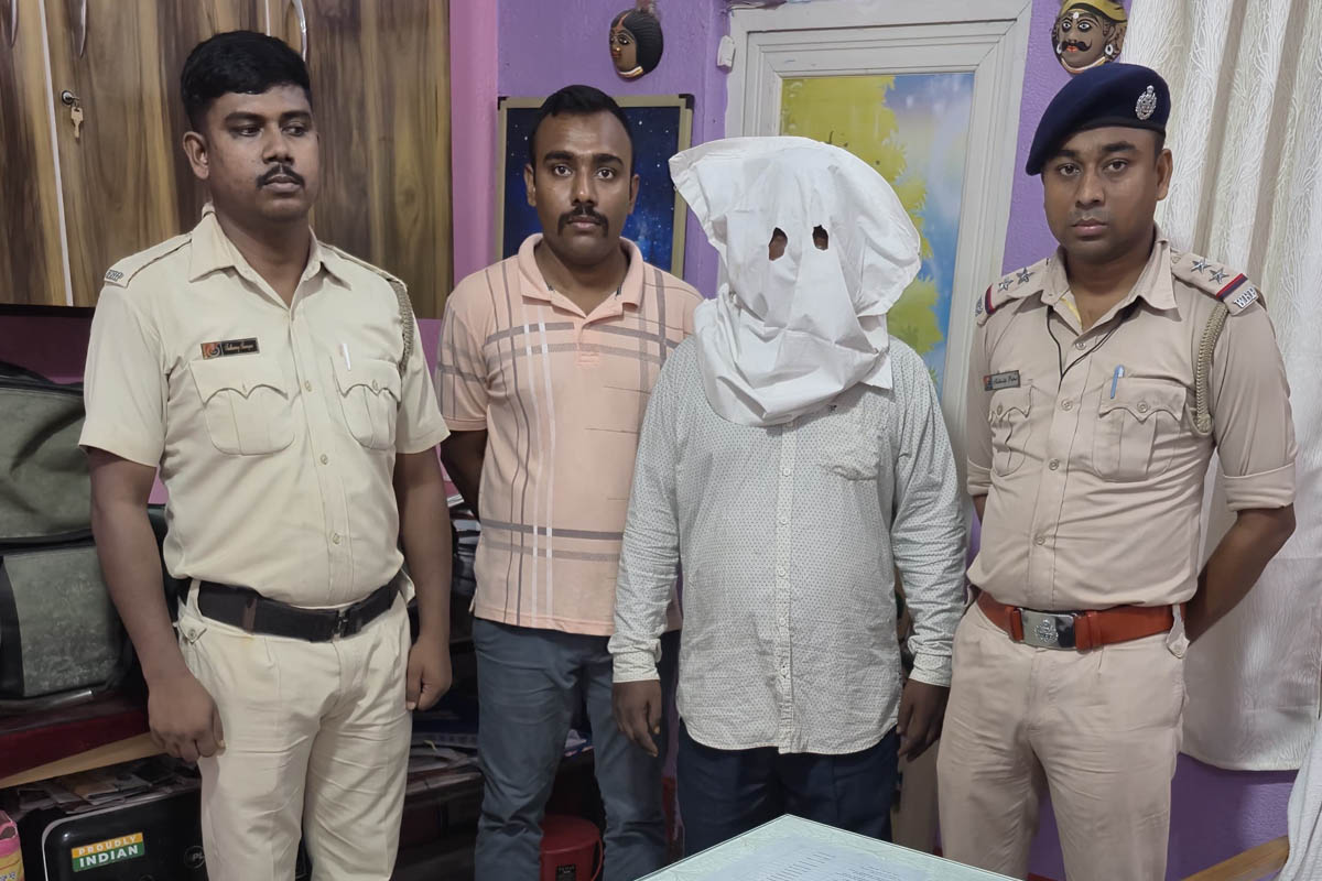 বাড়িতে বোমা-বন্দুক ছড়াছড়ি! ক্যানিংয়ে গ্রেপ্তার তৃণমূল বুথ সভাপতি