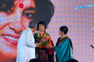শহরে দুই ‘নির্বাসিত’র মিলন! স্বপন দাশগুপ্তর ‘খোলা হাওয়া’য় ভাসলেন লেখিকা-গায়িকা