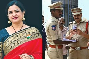 প্রধান শিক্ষিকাকে ২৭ বার ছুরির কোপ দশম শ্রেণির ২ পড়ুয়ার! দেড় লক্ষ হাতিয়ে গোয়া ট্রিপ, তারপর…