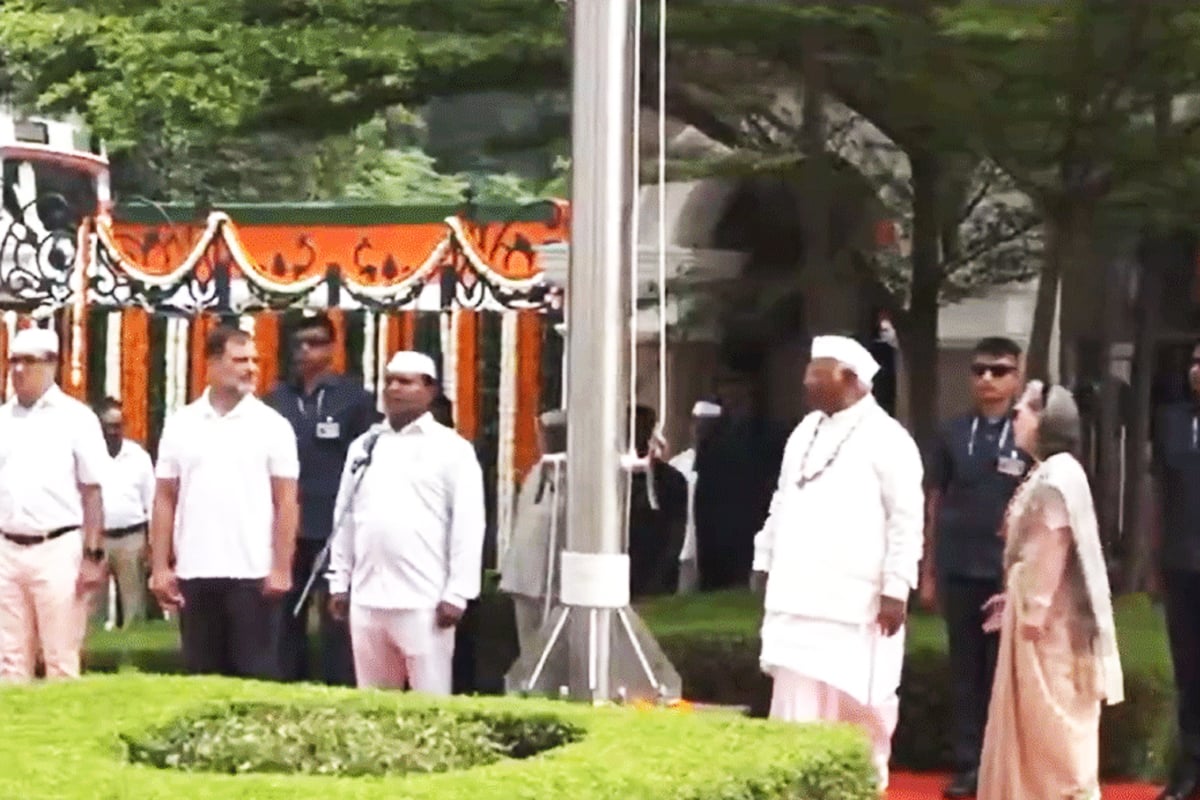 স্বাধীনতা দিবসে ‘বন্দে মাতরম’ গাইতে বাধা সোনিয়া-রাহুলের! ভিডিও ভাইরাল হতেই কী বলল কংগ্রেস?