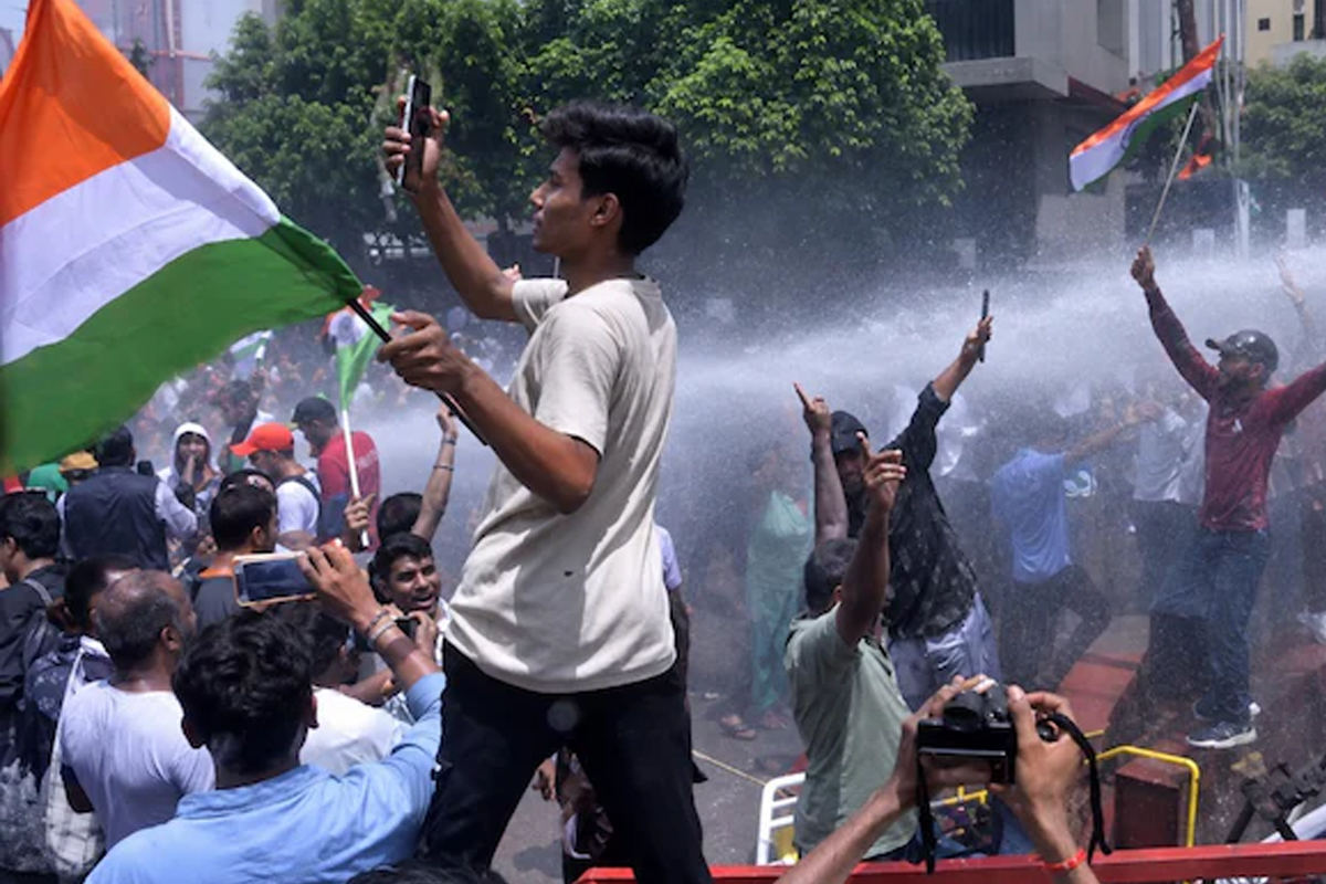 নিয়োগ পরীক্ষায় দুর্নীতি! এবার ছাত্র বিক্ষোভে রণক্ষেত্র বিহার, মিছিল রুখতে জলকামান পুলিশের