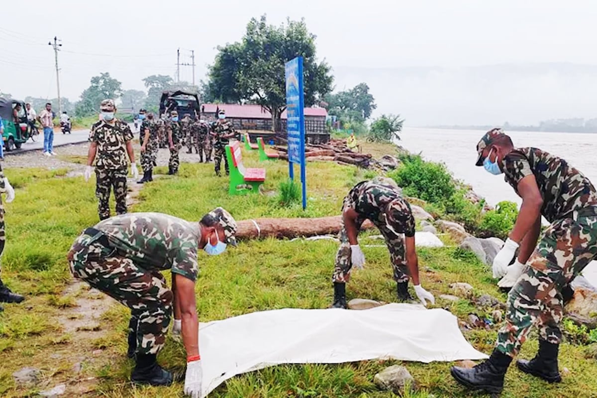 মর্গে জায়গা নেই, ছড়াচ্ছে দুর্গন্ধ, শ’য়ে শ’য়ে নামগোত্রহীন দেহ কবর দিচ্ছে নেপাল! মৃতের সংখ্যা কত?