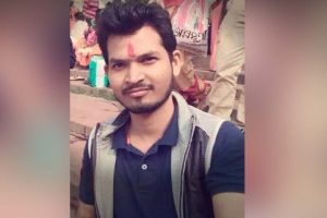 ঋণে জর্জরিত, বিদ্যুৎহীন বাড়ির ছাদে বাস! উত্তরপাড়ায় যুবকের রহস্যমৃত্যুতে হাজার প্রশ্ন