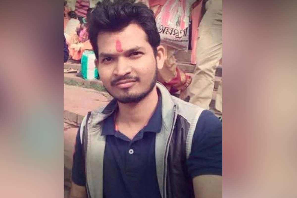 ঋণে জর্জরিত, বিদ্যুৎহীন বাড়ির ছাদে বাস! উত্তরপাড়ায় যুবকের রহস্যমৃত্যুতে হাজার প্রশ্ন