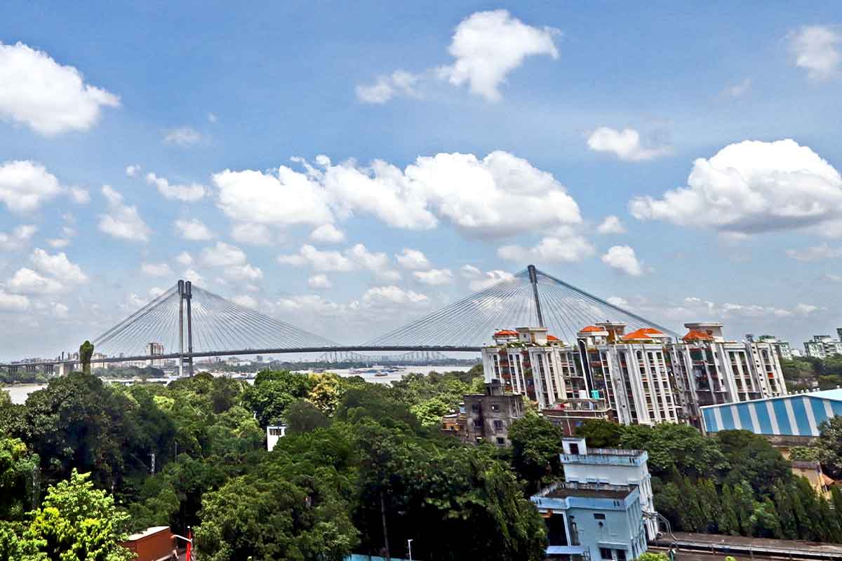 সকাল থেকে ঝলমলে আকাশ, বৃষ্টি থেকে আপাতত নিস্তার কলকাতার! সুখবর শোনাল হাওয়া অফিস