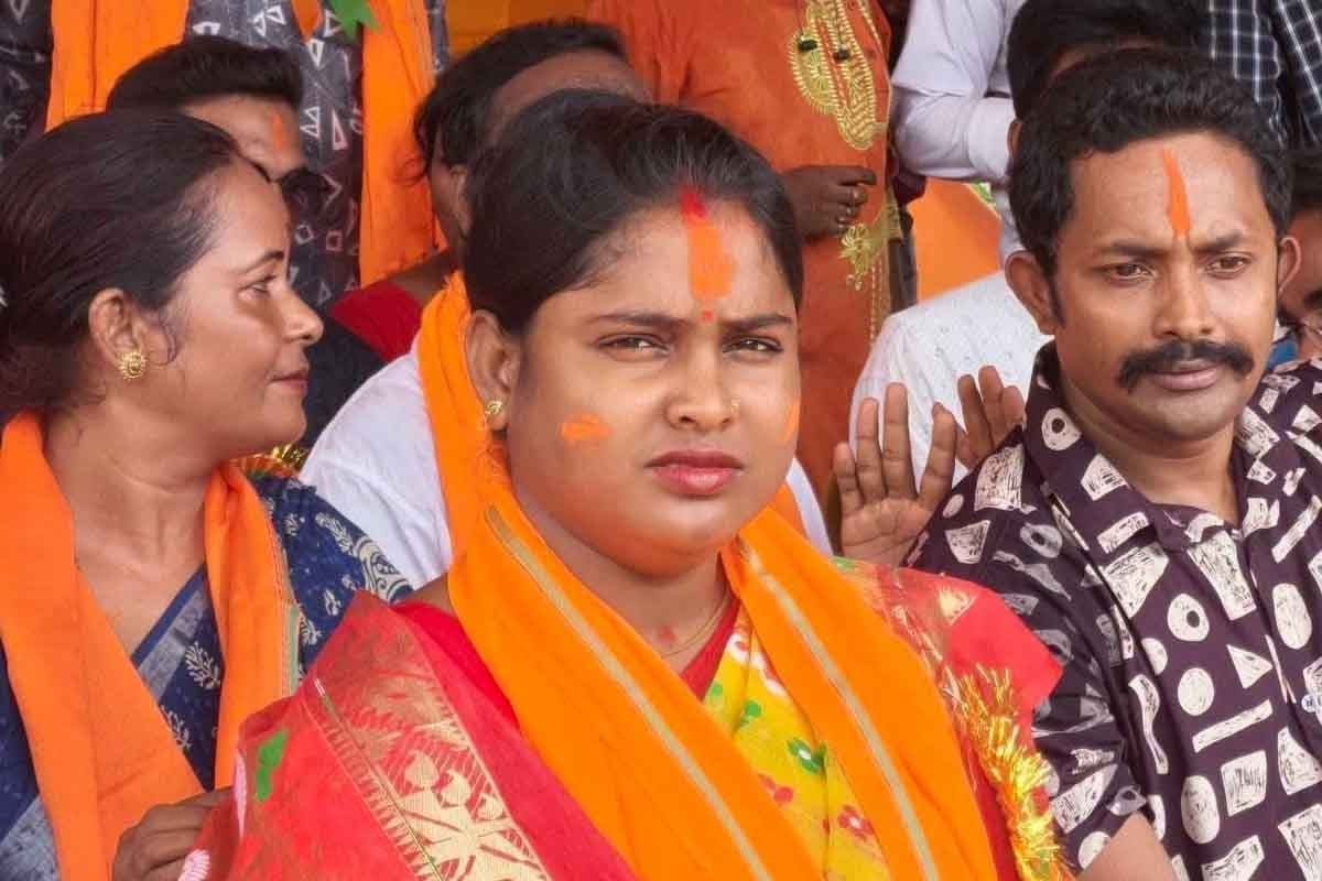 জমি-বাড়ি দখল করেছেন রেখা পাত্র! বিজেপি বিধায়কের বিরুদ্ধে মুখ‌্যমন্ত্রীকে নালিশ কেশবানন্দ মহারাজের