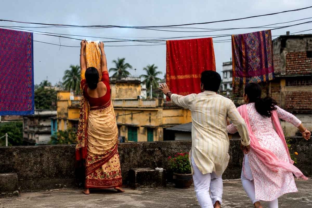 ছাদে কাপড় মেলার তারেই ইলেকট্রিক লাইন! ছুতেই বিদ্যুৎস্পৃষ্ট মহিলা, বাঁচাতে গিয়ে মৃত্যু ভাসুর-ভ্রাতৃবধূর