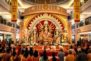 প্রথমবার কলকাতার শপিং মলে রীতি মেনে দুর্গাপুজো, দর্শনার্থীদের কোন চমক দেবেন শিল্পী?