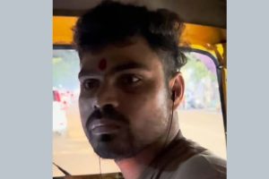 রাতের শহরে তরুণী অটোয় উঠতেই পর্ন দেখা শুরু চালকের! ভাইরাল ভিডিও ঘিরে নিন্দার ঝড়