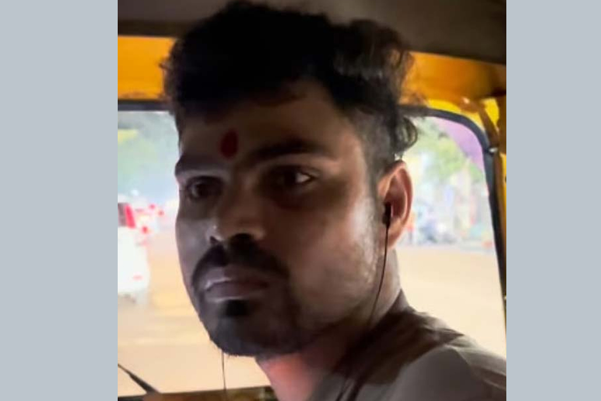 রাতের শহরে তরুণী অটোয় উঠতেই পর্ন দেখা শুরু চালকের! ভাইরাল ভিডিও ঘিরে নিন্দার ঝড়
