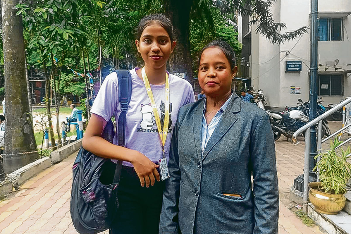 মায়ের উপর অ্যাসিড হামলা বাবার! অ্যাসিড আক্রান্তদের সাজিয়ে তুলতে চান মেয়ে প্রিয়াঙ্কা