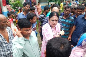 পটাশপুরে স্পিডবোটে বন্যা পরিস্থিতি পরিদর্শন, ‘অবৈধ নির্মাণে বুলডোজার’ চালানোর হুঁশিয়ারি মন্ত্রীর