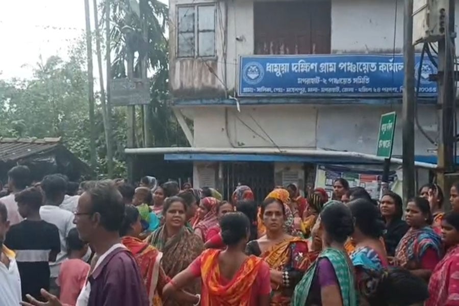 পুকুরে অন্নপূর্ণার ফর্ম! টাকা না পেয়ে পঞ্চায়েত অফিসে তালা ঝোলালেন মহিলারা