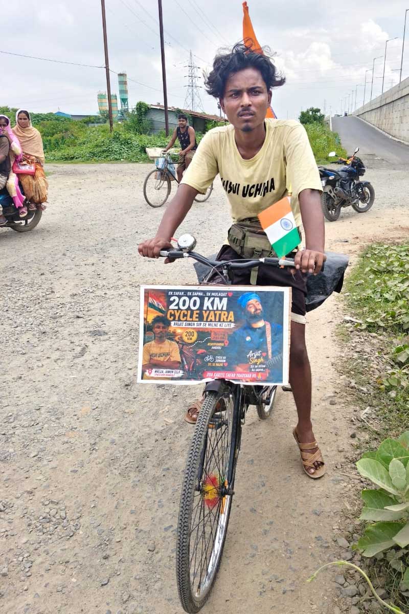 Malda fan Ganesh cycles 200 km to Jiaganj, hoping to meet his idol Arijit Singh