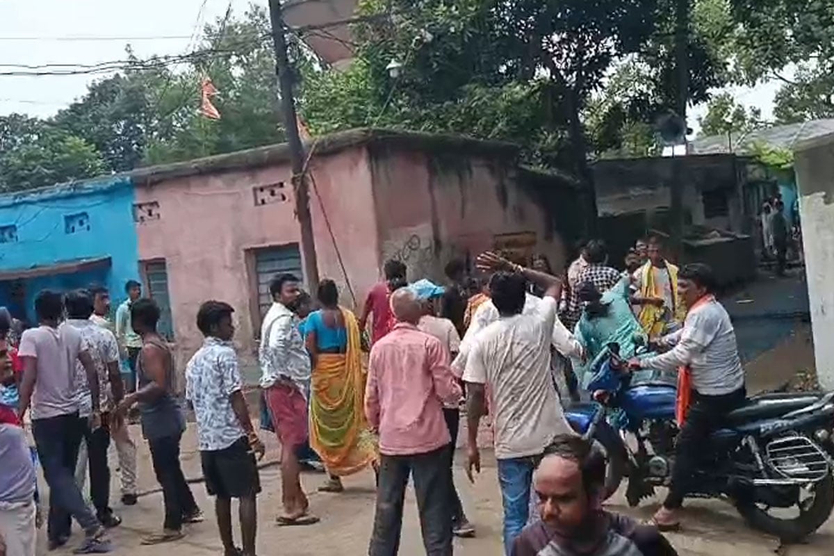 ডিম থেরাপির সঙ্গে ট্রেন্ডিং ইট! হরিনাম সংকীর্তনে তৃণমূল নেতাকে দেখেই চলল ইটবৃষ্টি