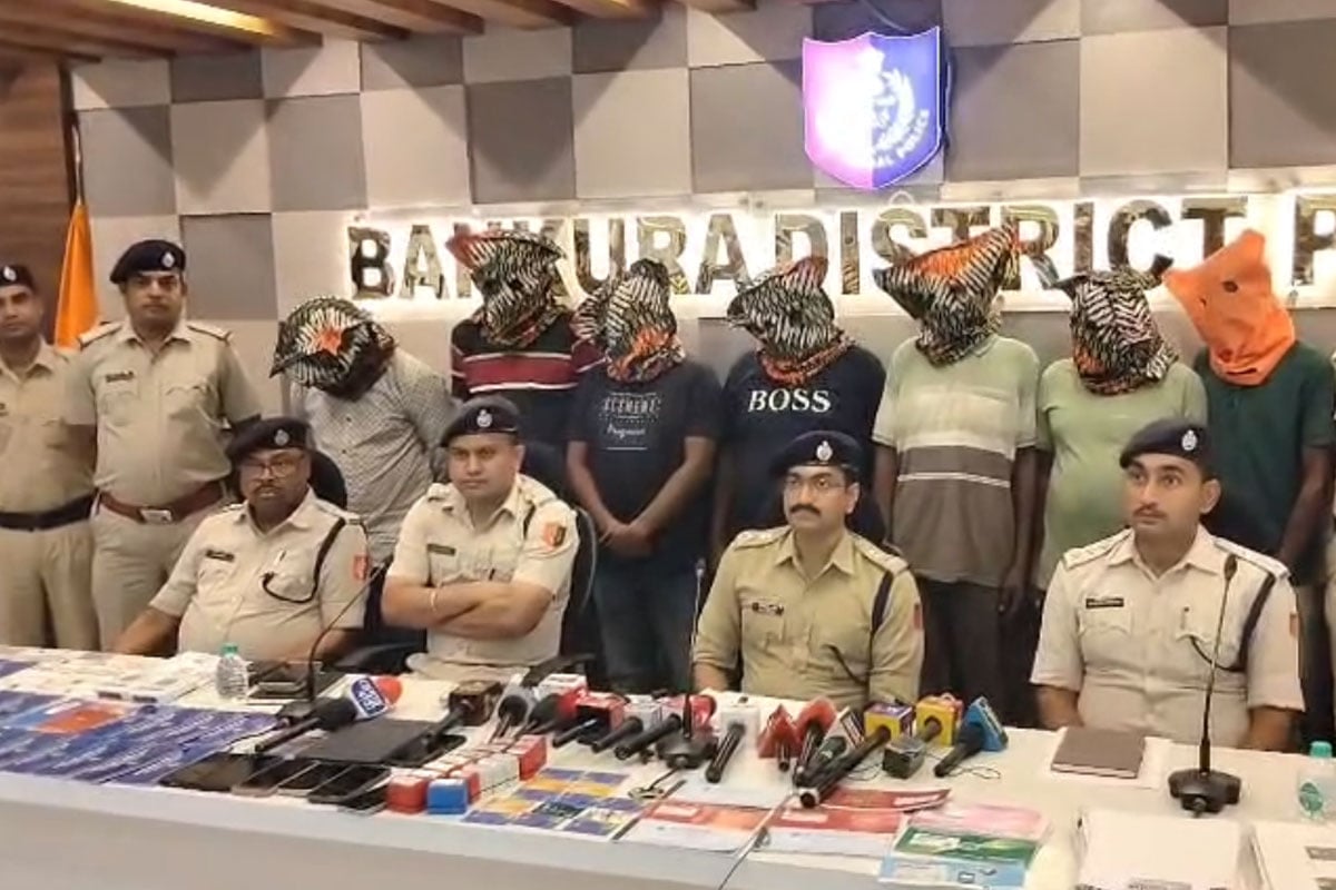 জঙ্গলমহলে এটিএম থেকে ‘মানি ট্রেল’, ৭২ কোটির জালিয়াতিতে বাঁকুড়ায় ধৃত ৭, কিংপিংযের খোঁজে পুলিশ