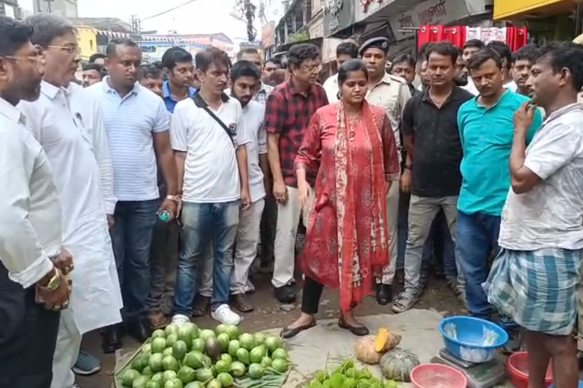 বারাসতে ফুটপাত দখল করে ব্যবসা নয়, অন্যথায় উচ্ছেদ! কড়া নির্দেশ প্রশাসনের