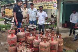 ডোমেস্টিক গ্যাস সিলিন্ডারের বেআইনি কাটিং ব্যবসার পর্দাফাঁস বর্ধমানে! গ্রেপ্তার কারবারি